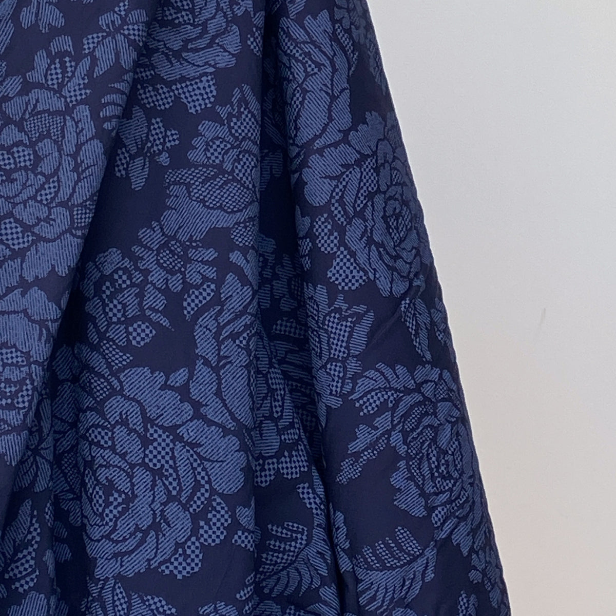 Hokkoh_FloralTexture_CottonFabric_StitchPieceLoop_Australia_Navy_Detail