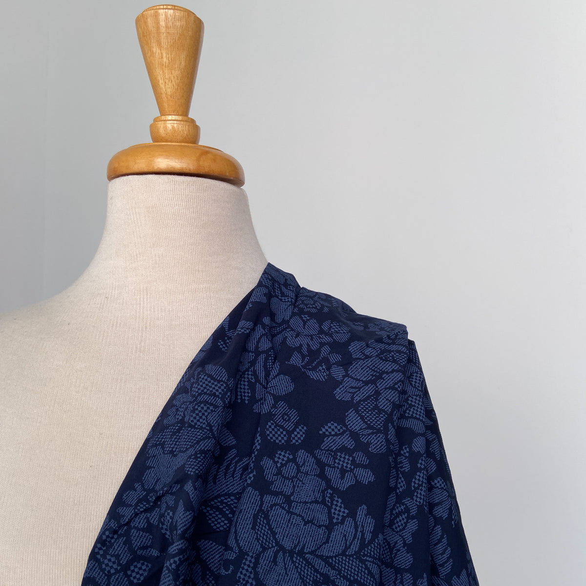 Hokkoh_FloralTexture_CottonFabric_StitchPieceLoop_Australia_Navy_Mannequin
