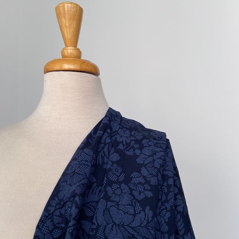 Hokkoh_FloralTexture_CottonFabric_StitchPieceLoop_Australia_Navy_Mannequin