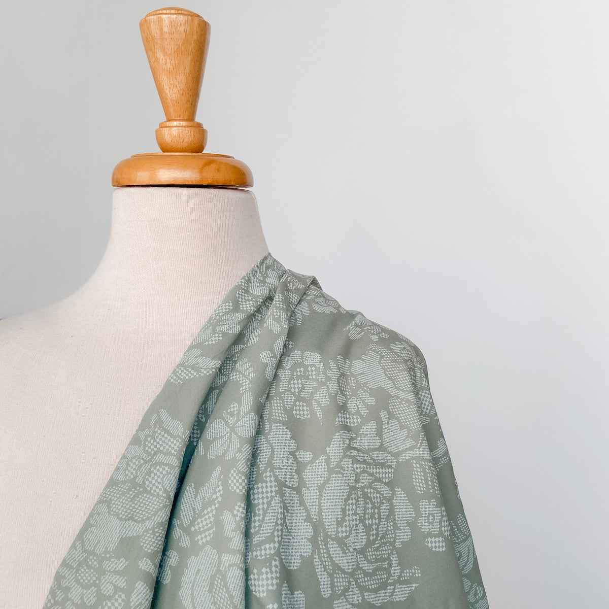 Hokkoh_FloralTexture_CottonFabric_StitchPieceLoop_Australia_Sage_Mannequin