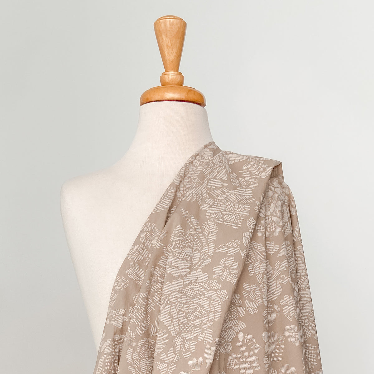 Hokkoh_FloralTexture_CottonFabric_StitchPieceLoop_Australia_Taupe_Mannequin