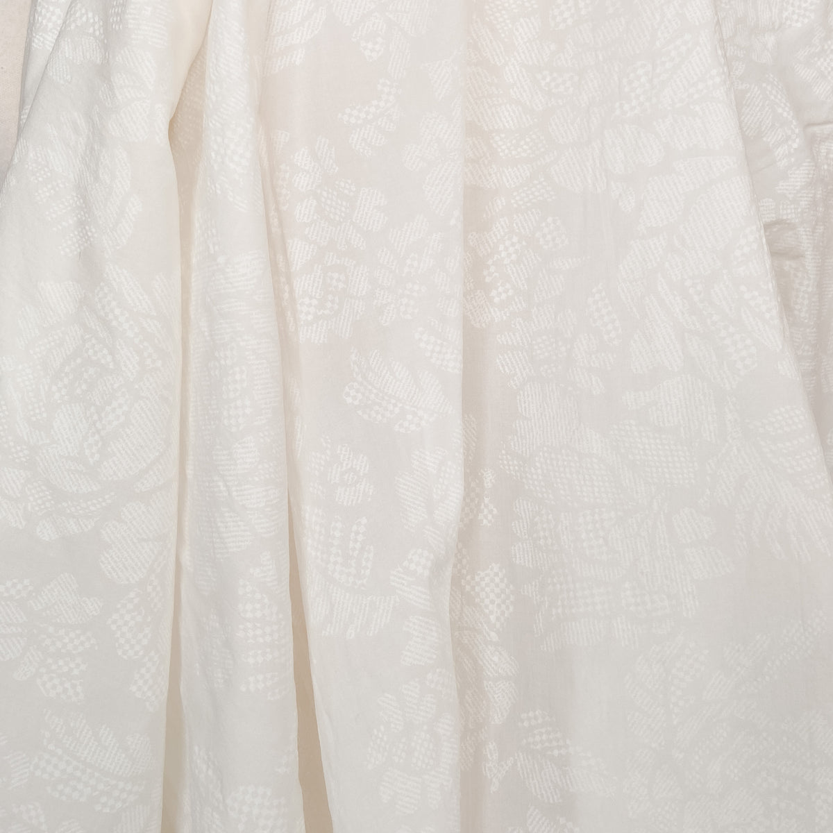 Hokkoh_FloralTexture_CottonFabric_StitchPieceLoop_Australia_White_Detail