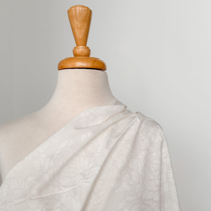 Hokkoh_FloralTexture_CottonFabric_StitchPieceLoop_Australia_White_Mannequin